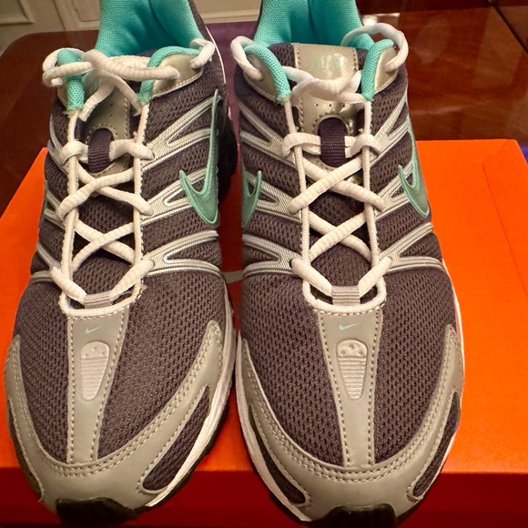 ***NIB*** Nike Air Women’s Sneakers in Teal, Grey & White- Size 10 - Picture 8 of 9
